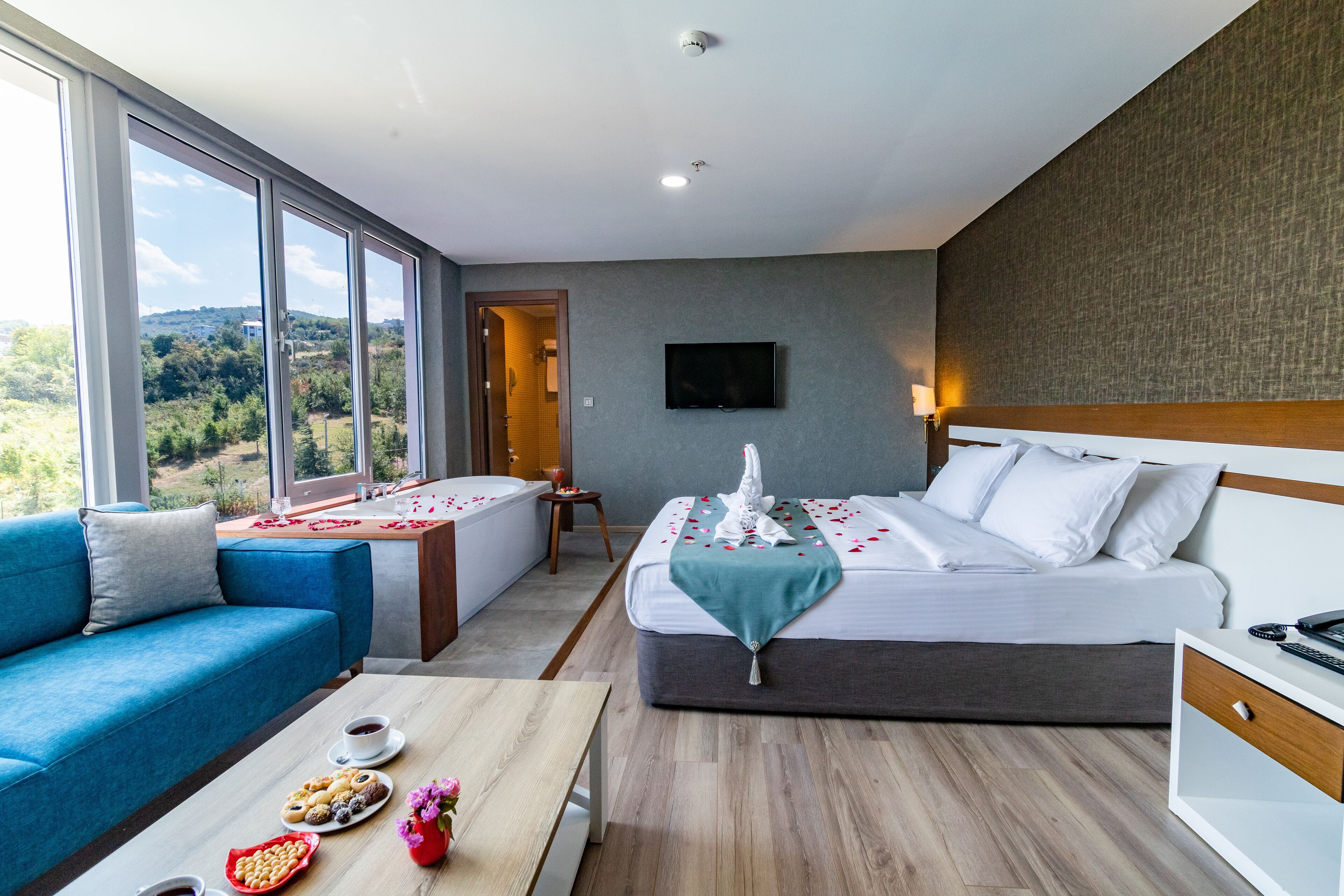 Exclusive Junior Suit | Premium bedding, minibar, in-room safe, desk