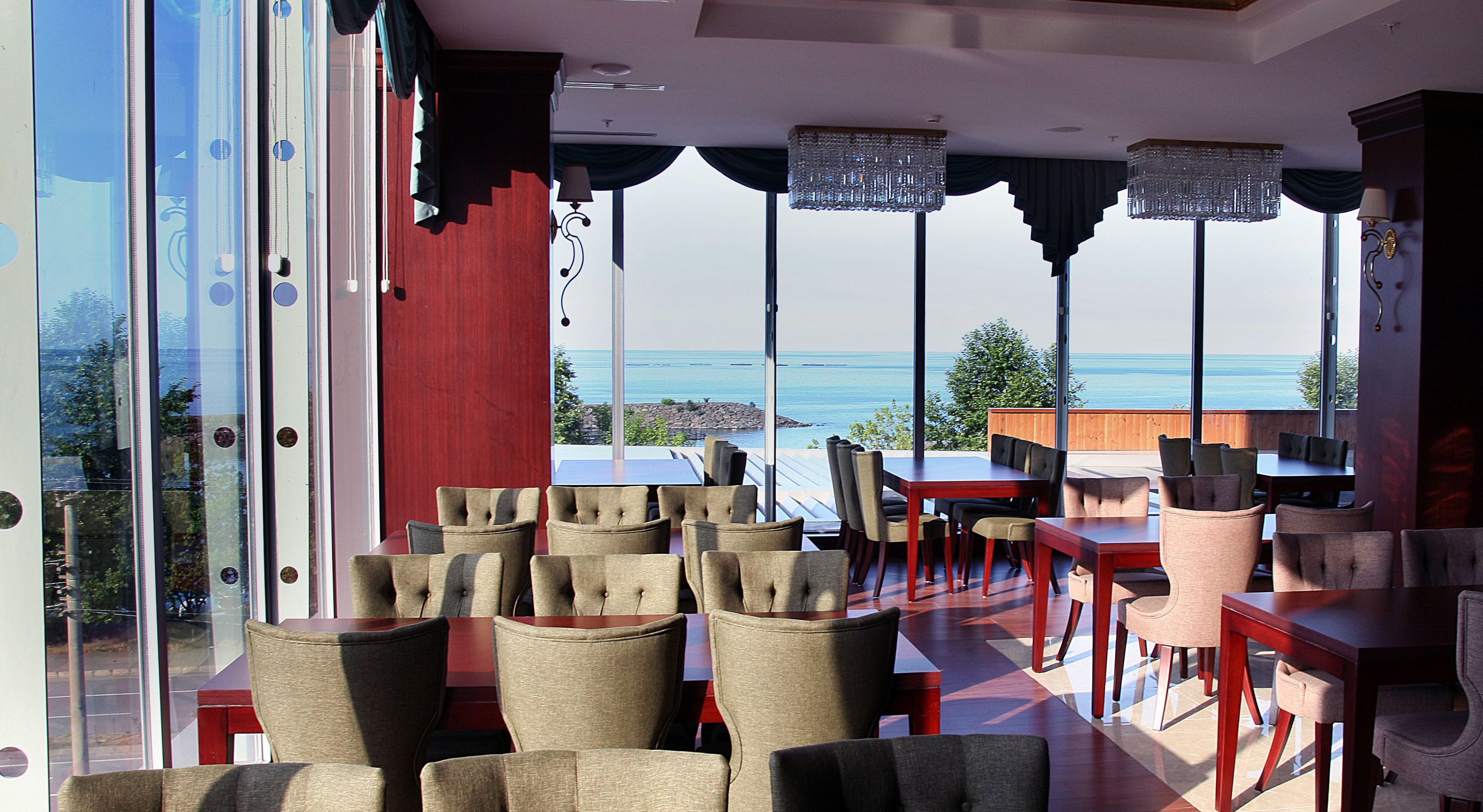 2 restaurants; breakfast, lunch and dinner served 