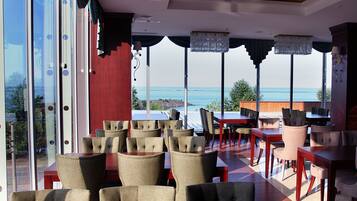 2 restaurants; breakfast, lunch and dinner served