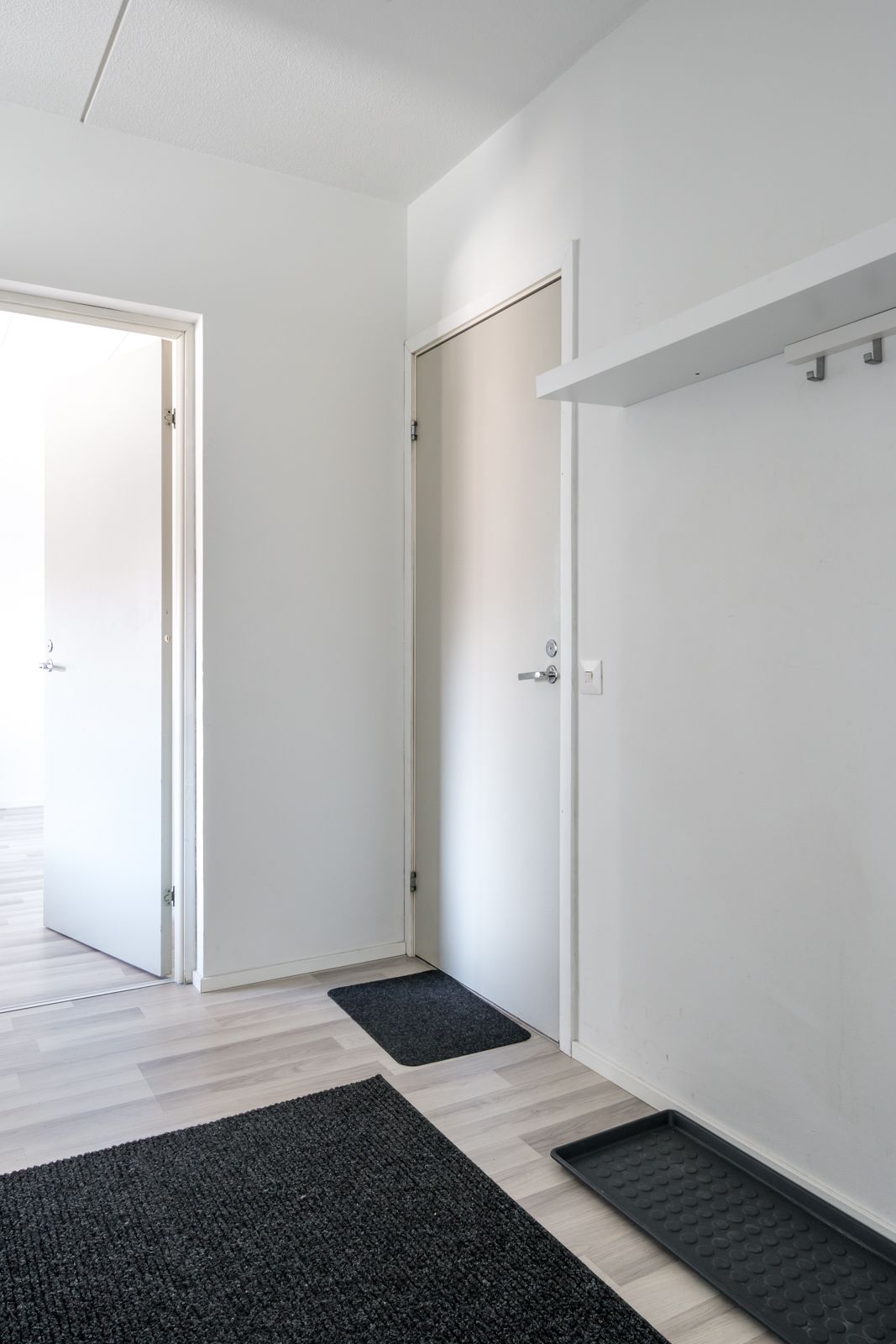 1 makuuhuone, pimennysverhot, äänieristys, silitysrauta/-lauta