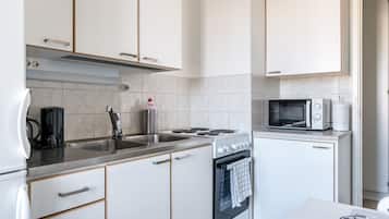 Standard Studio | Private kitchen | Full-sized fridge, microwave, oven, stovetop