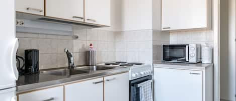 Standard Studio | Private kitchen | Full-size fridge, microwave, oven, stovetop