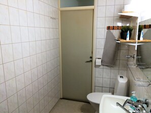 Departamento estándar, 1 habitación | Baño | Regadera, amenidades de baño gratuitas, bidet, toallas