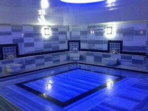 Een sauna, een Turks bad/hammam, massage- en behandelingsruimtes