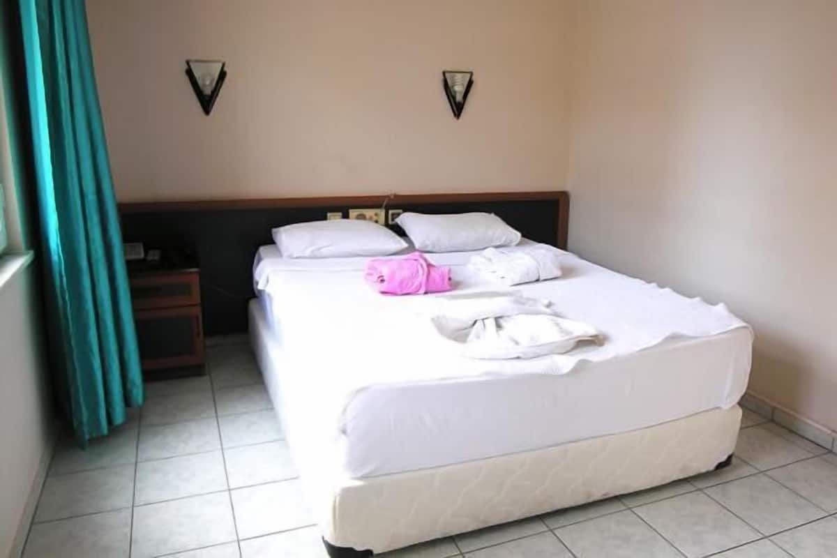 Double Room | 1 bedroom, minibar, desk, free WiFi
