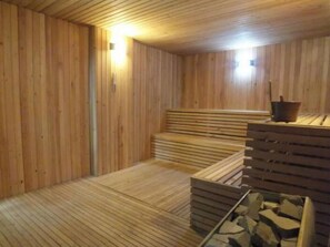 Een sauna, een Turks bad/hammam, massage- en behandelingsruimtes
