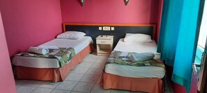 Eenvoudige Twin kamer | 1 slaapkamer, een minibar, een bureau, gratis wifi