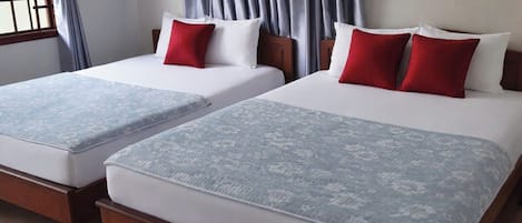 Quarto quádruplo luxo | Escrivaninha, Wi-Fi de cortesia, roupa de cama