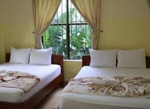 Deluxe Quadruple Room | Balcony - Phong Lan Guesthouse (Hue)