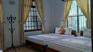 Habitación cuádruple Deluxe | Escritorio, wifi gratis, ropa de cama