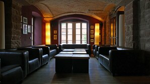 Lobby-lounge