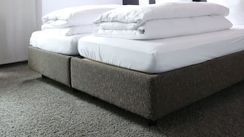 Camera singola | Biancheria da letto ipoallergenica, una cassaforte in camera