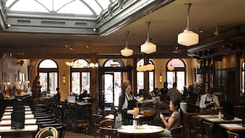 供應早餐、午餐和晚餐,露天餐廳