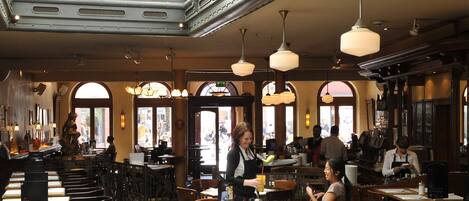 Petit déjeuner et déjeuner servis sur place, restauration en plein air