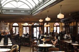 供应早餐、午餐和晚餐，室外就餐