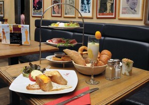 Desayuno a la carta todos los días (con cargo)