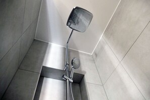 Camera doppia | Dotazioni del bagno | Doccia, asciugacapelli, asciugamani