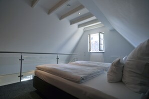 Ropa de cama hipoalergénica y caja de seguridad en la habitación