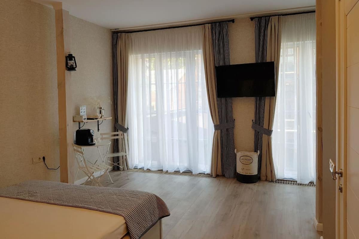Habitación doble de diseñador, 1 cama King size | Ropa de cama de alta calidad, minibar y decoración personalizada