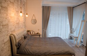 Design Double Room (Monsieur Jacques) | Premium bedding, minibar, individually decorated, individually furnished - Dom Rabinovicha (Odesa)