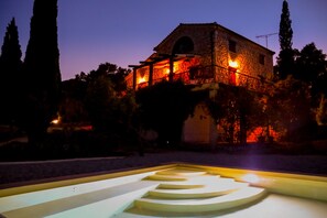 Una piscina al aire libre, una piscina climatizada