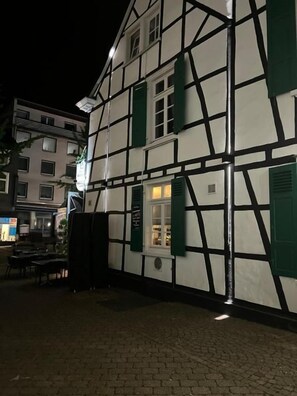 A traditional half-timbered building with a brick ground floor and a second floor with visible windows and shutters. - Hotel Restaurant Zum alten Postwagen (Gevelsberg)