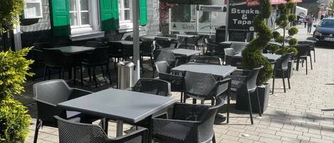 Déjeuner et dîner servis sur place, spécialités Cuisine internationale