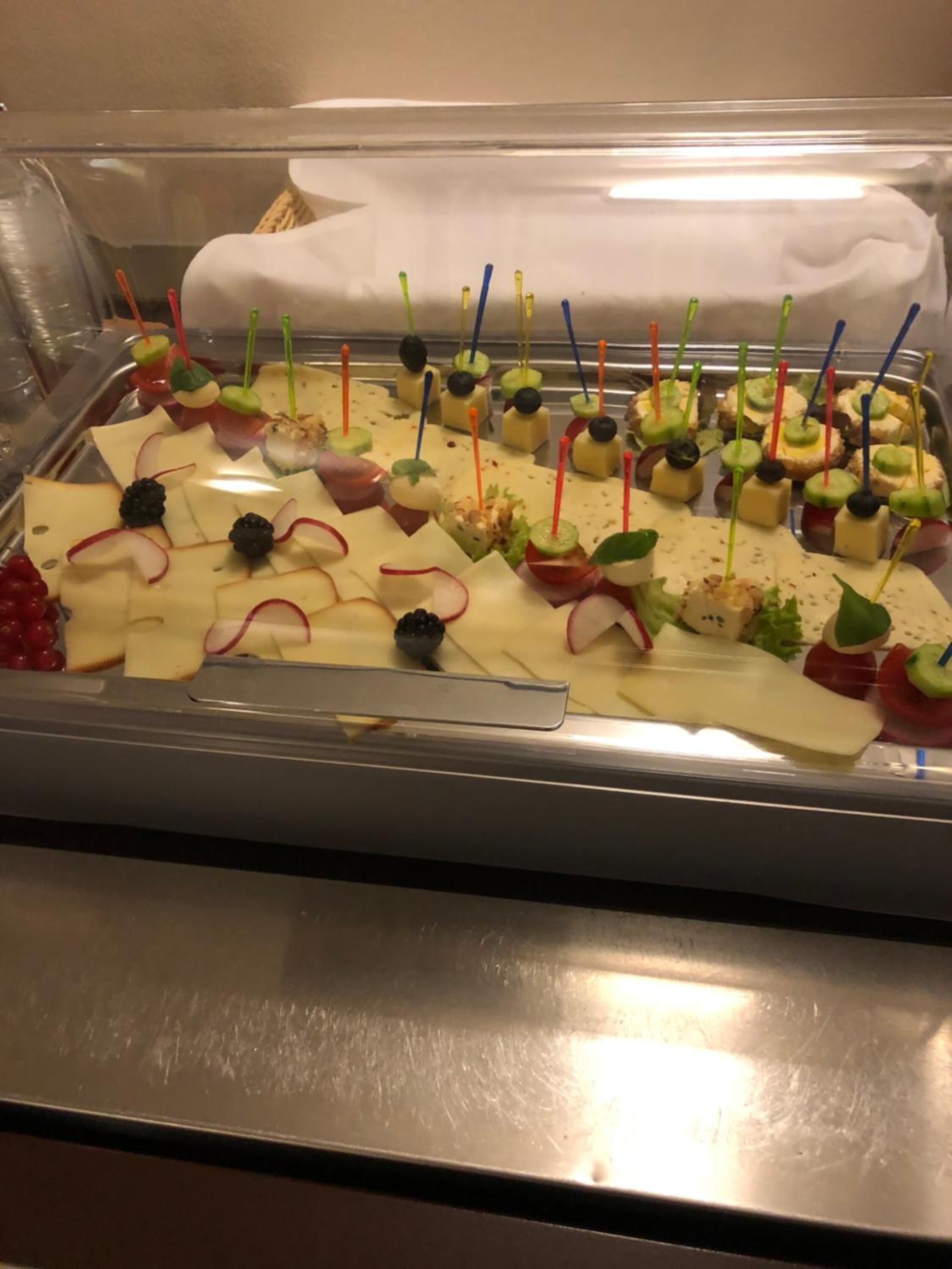 lunch and dinner served, international cuisine