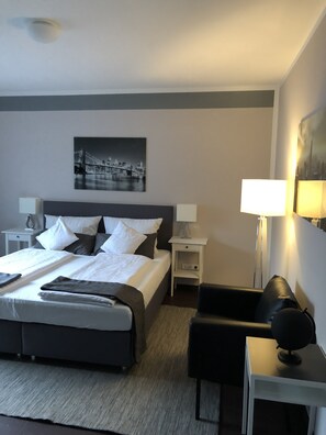 Desk, soundproofing, free WiFi, bed sheets - Hotel Restaurant Zum alten Postwagen (Gevelsberg)