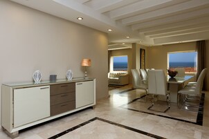 Minibar, caja de seguridad en la habitación y escritorio 