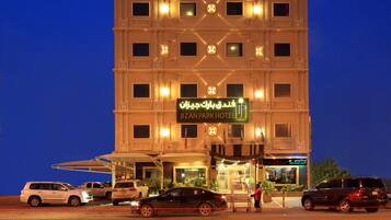 Fachada de la propiedad por la tarde o noche