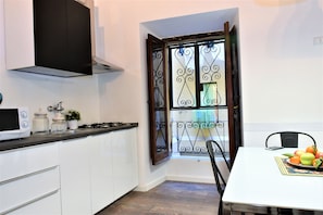 Refrigerador, microondas, placa de cocina, cafetera/tetera