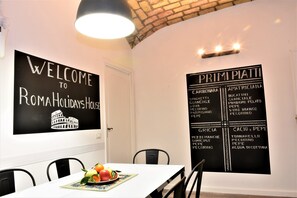 객실 내 식사 공간