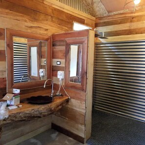 Superior-Vierbettzimmer | Badezimmer | Dusche, Haartrockner, Handtücher, Seife