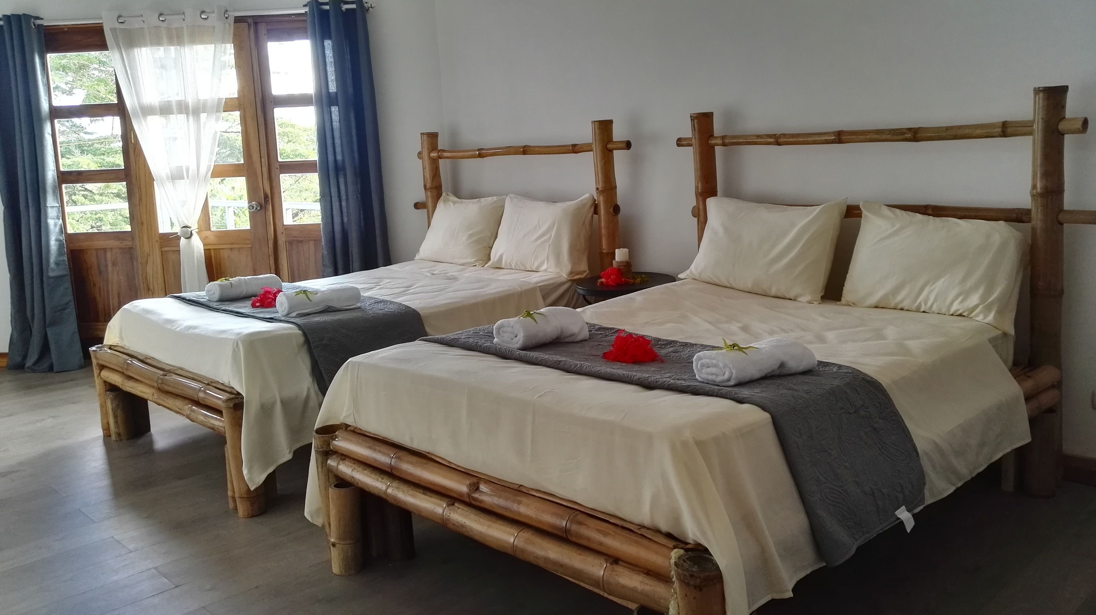 ヴィラ ベッド (複数台) | 3 室のベッドルーム、デスク、遮光カーテン、アイロン / アイロン台