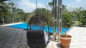 Piscine extérieure, piscine à débordement