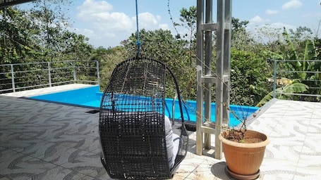 Una piscina al aire libre, una piscina infinita