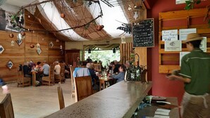 Un café rústico con paredes de madera y faroles colgantes.