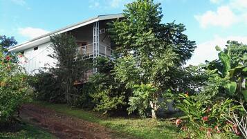 Vista frontal de la propiedad