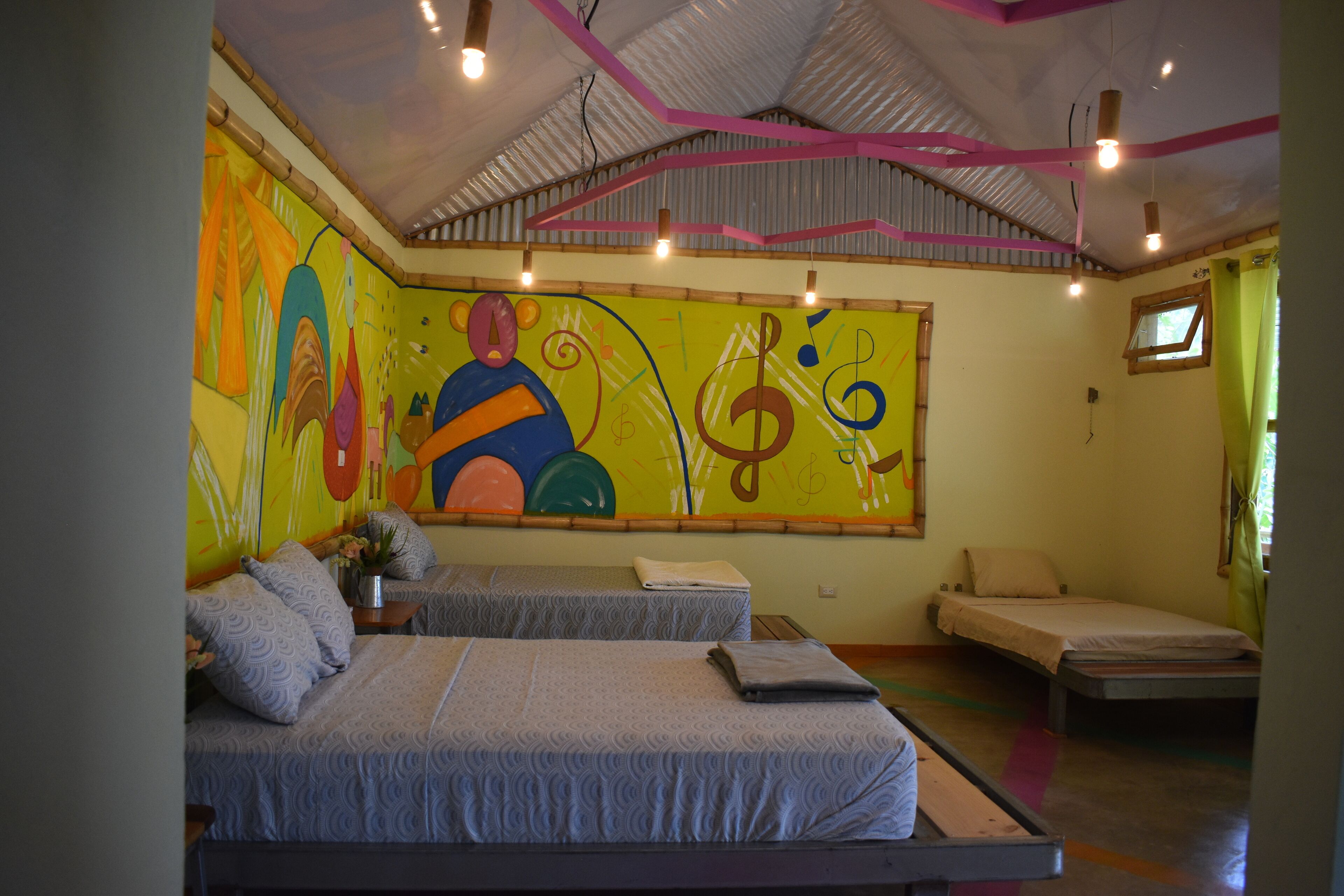 ห้องพักสำหรับสี่ท่าน | 3 ห้องนอน, โต๊ะทำงาน, ผ้าม่านกันแสง, เตารีด/โต๊ะรีดผ้า