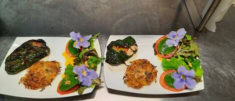Dos platos de comida con verduras y flores.
