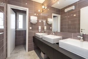 Dortoir Partagé, femmes uniquement, salle de bains commune (6 beds) | Salle de bain