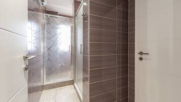 Shared Dormitory, Women only, Shared Bathroom (6 beds) | Bathroom | Free toiletries, hair dryer, towels