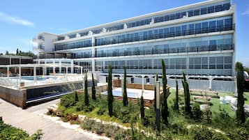 Vista frontal de la propiedad