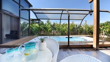 Junior studio suite, 1 queensize bed, privézwembad | Balkon