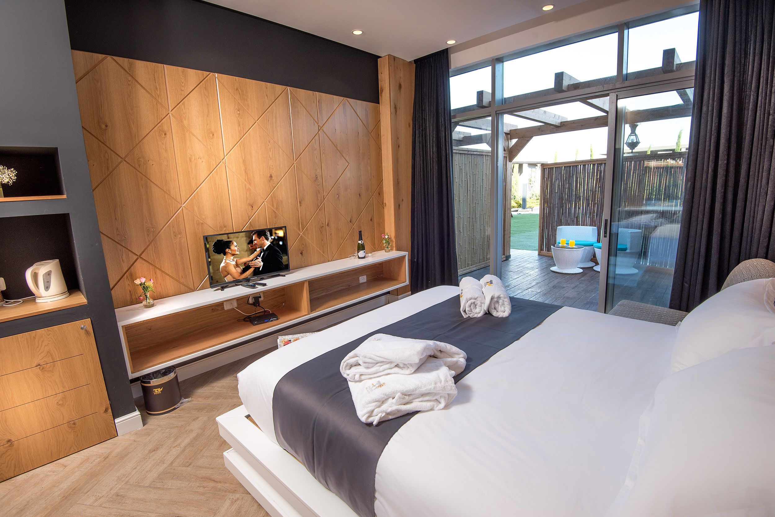 Minibar, coffres-forts dans les chambres, bureau