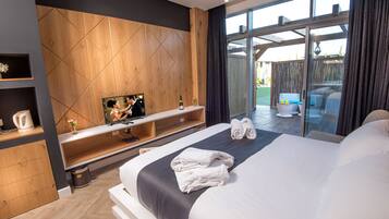 Frigobar, cofres nos quartos, escrivaninha, berços (sobretaxa)