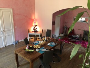 Free daily continental breakfast