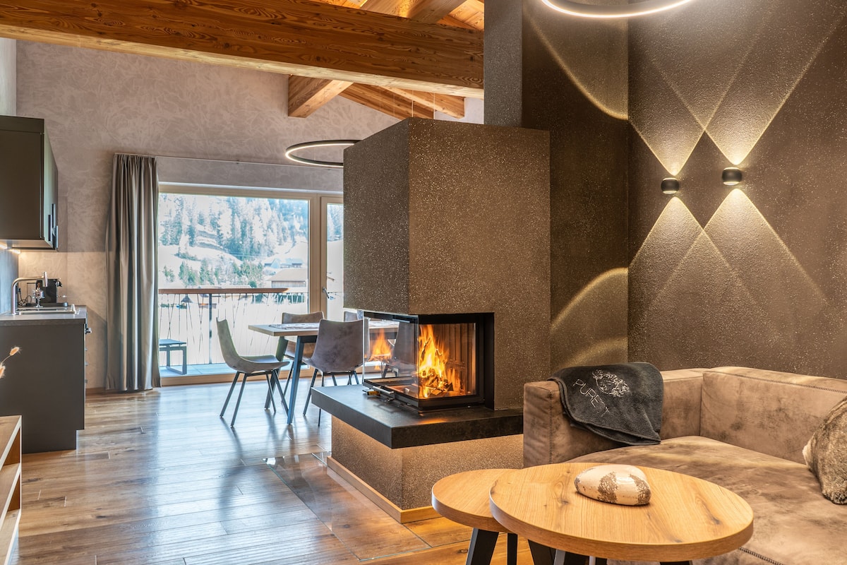 Chalet de lujo, 2 habitaciones, sauna, vista a la montaña (PUREST Harmony) | Área de sala de estar | Televisión de pantalla plana y estación para reproductor de MP3