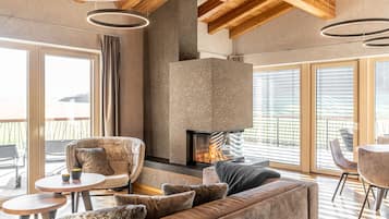Luxury-Chalet, 2 Schlafzimmer, Sauna, Bergblick (PUREST Paradise) | Wohnbereich | Flachbildfernseher, MP3-Dockingstation, Fußbodenheizung